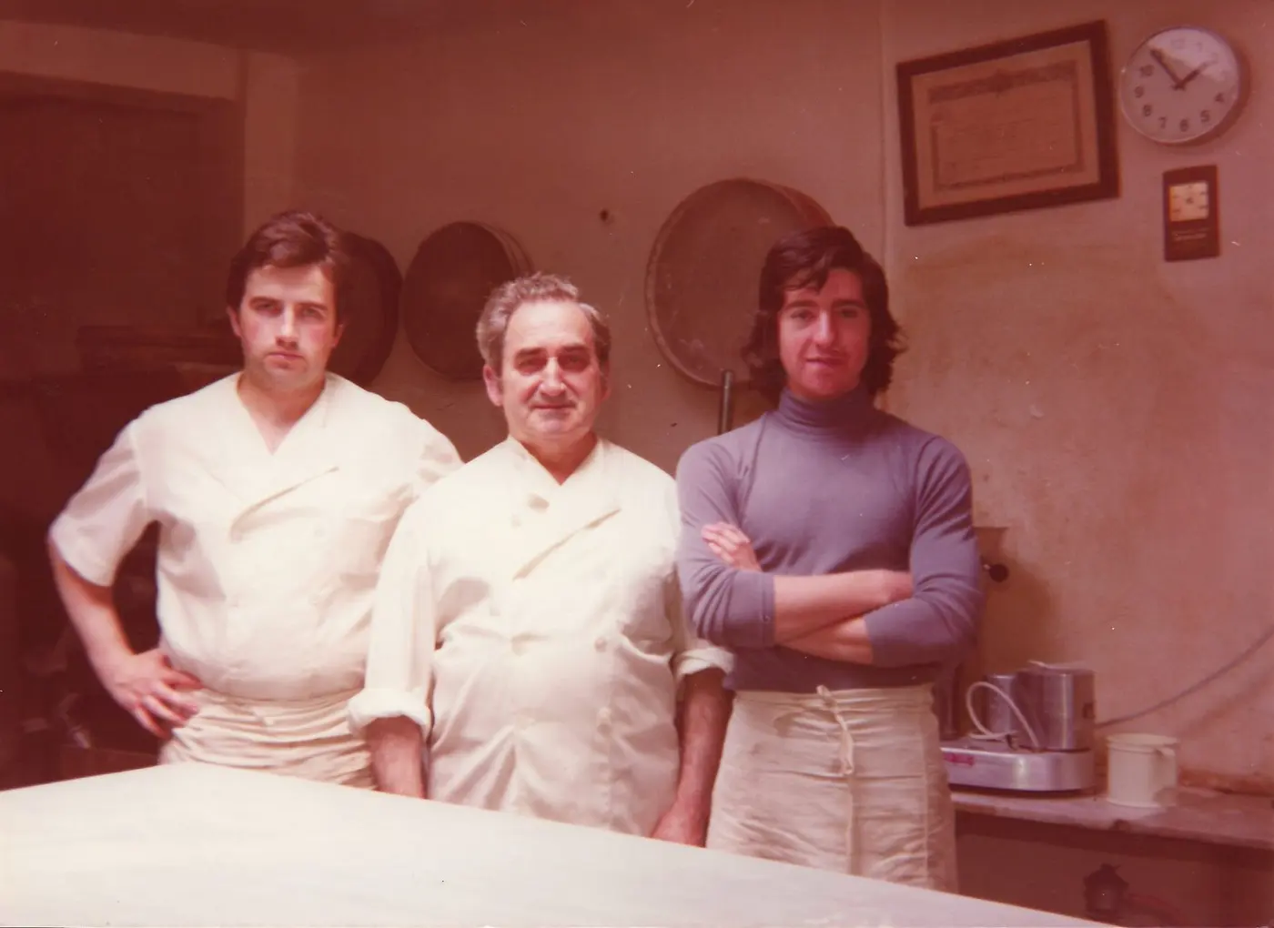 En Xavier i en Prudenci Andreví a l'obrador amb un treballador de l'època, en una foto antiga