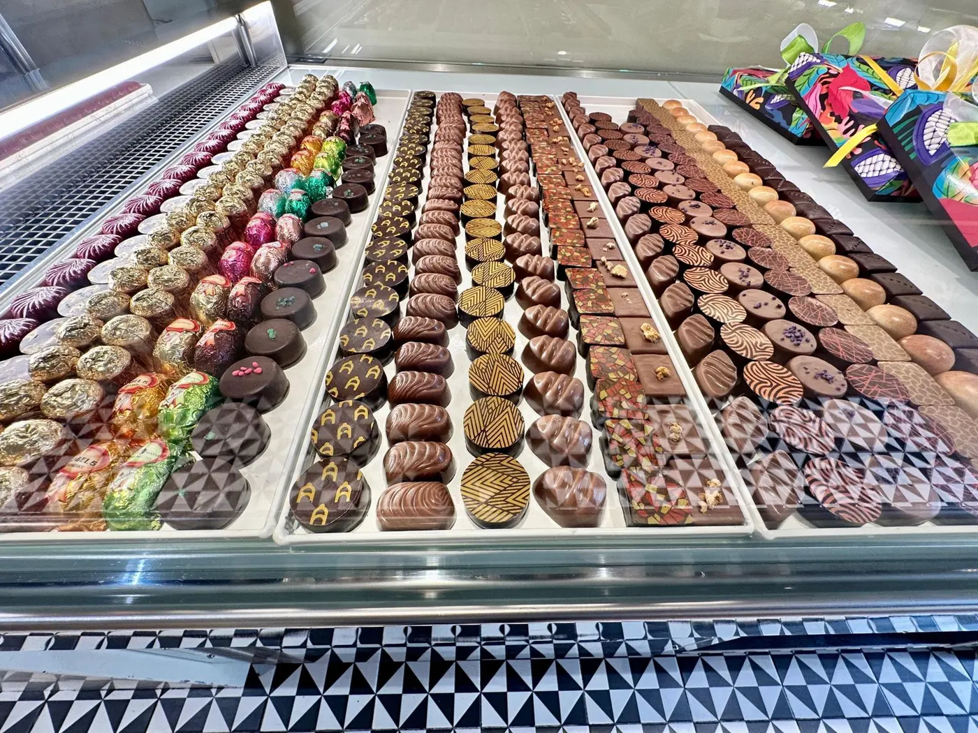 Aparador de bombons artesans, alguns amb la A d'Andreví daurada
