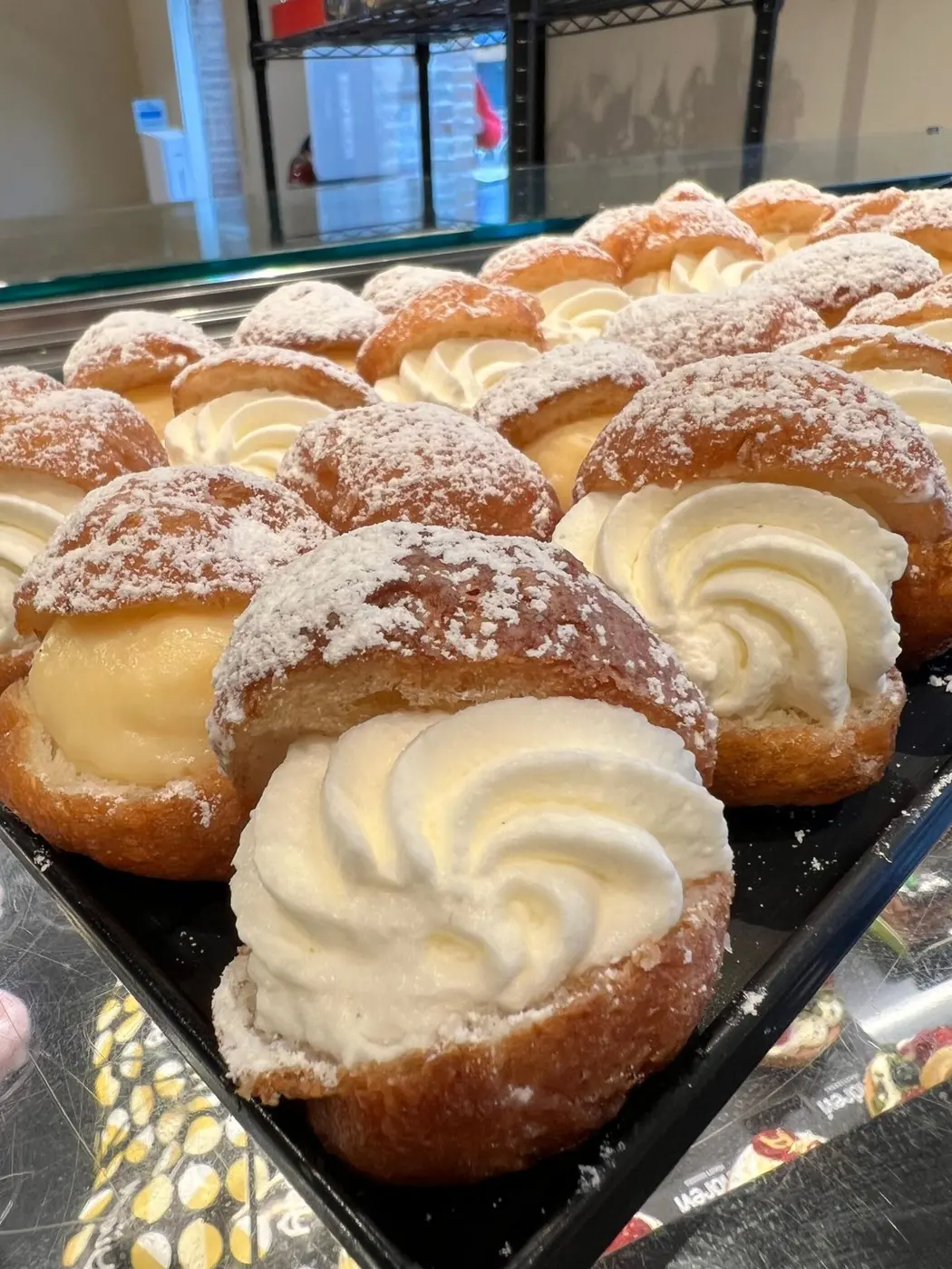 Safata de bunyols de Quaresma farcits de nata i de crema
