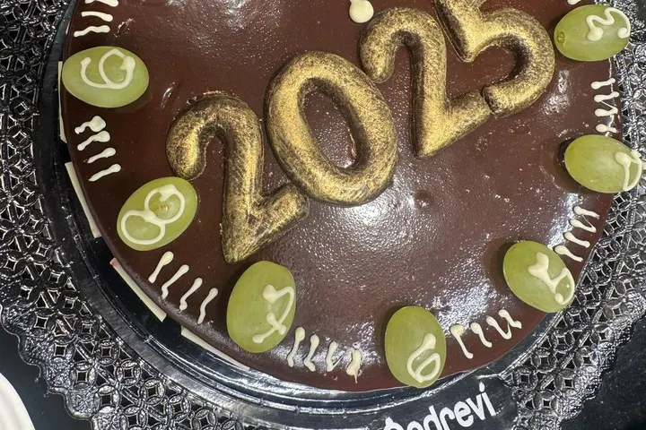 Pastís de Cap d'Any en forma de rellotge amb raïms