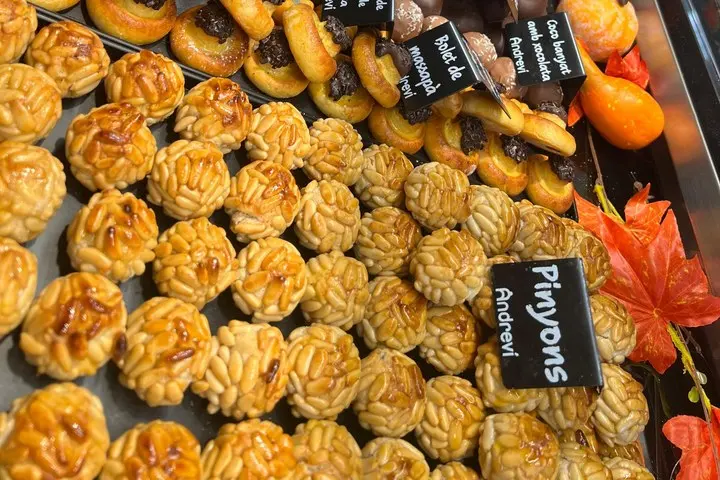Panellets de pinyons a la vitrina