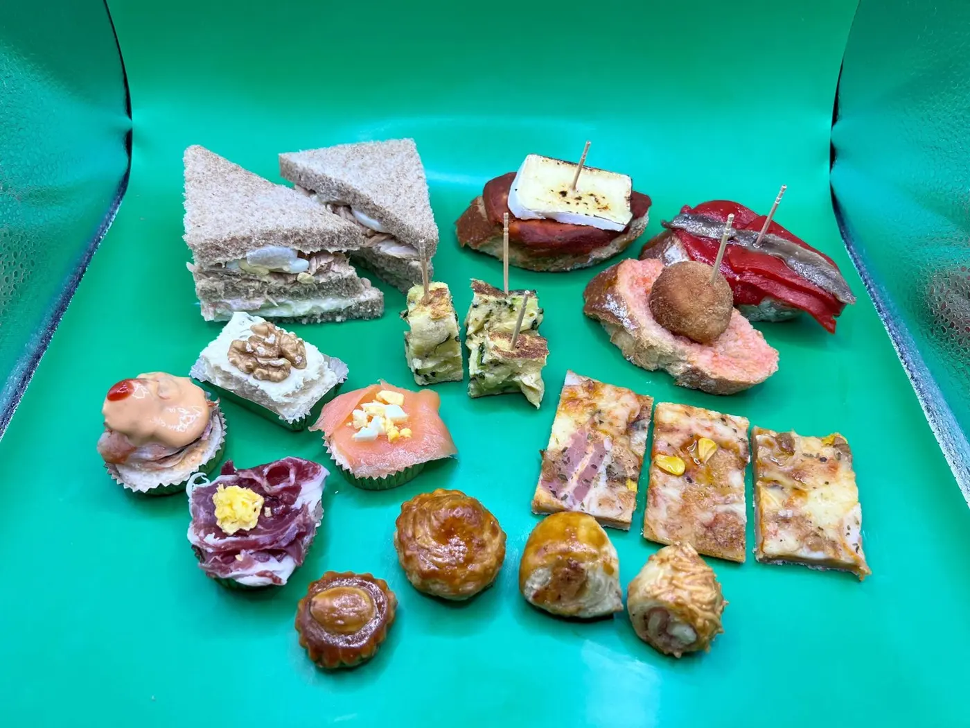 Assortiment de canapès, entrepanets, pizzetes i pastes salades
