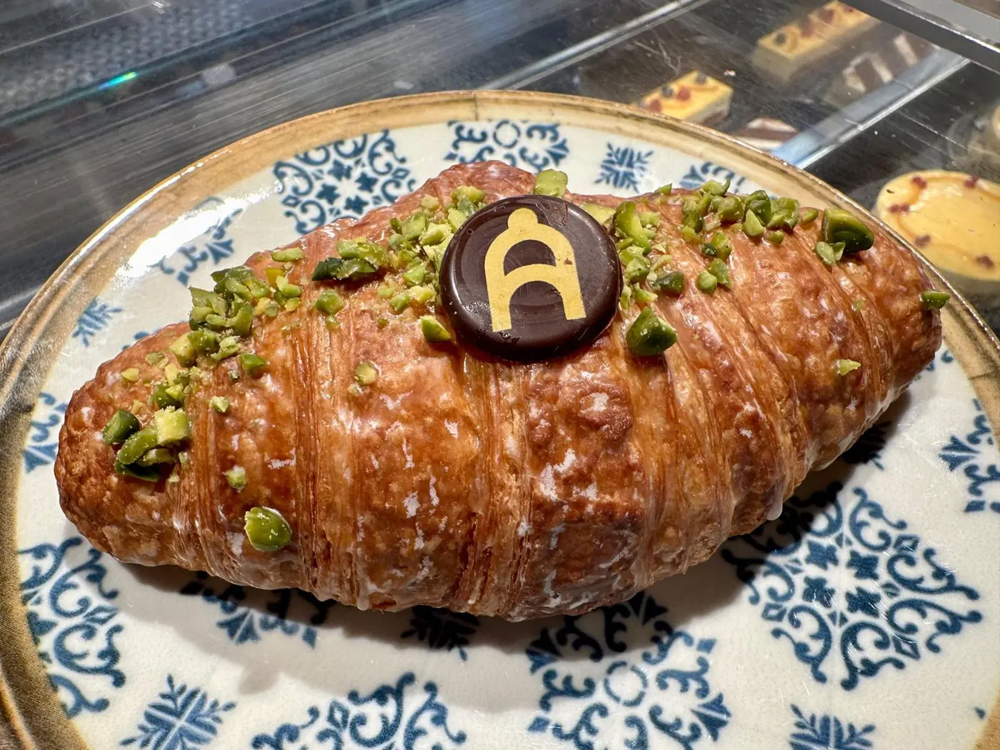 Croissant de pistatxo amb la A d'Andreví de xocolata