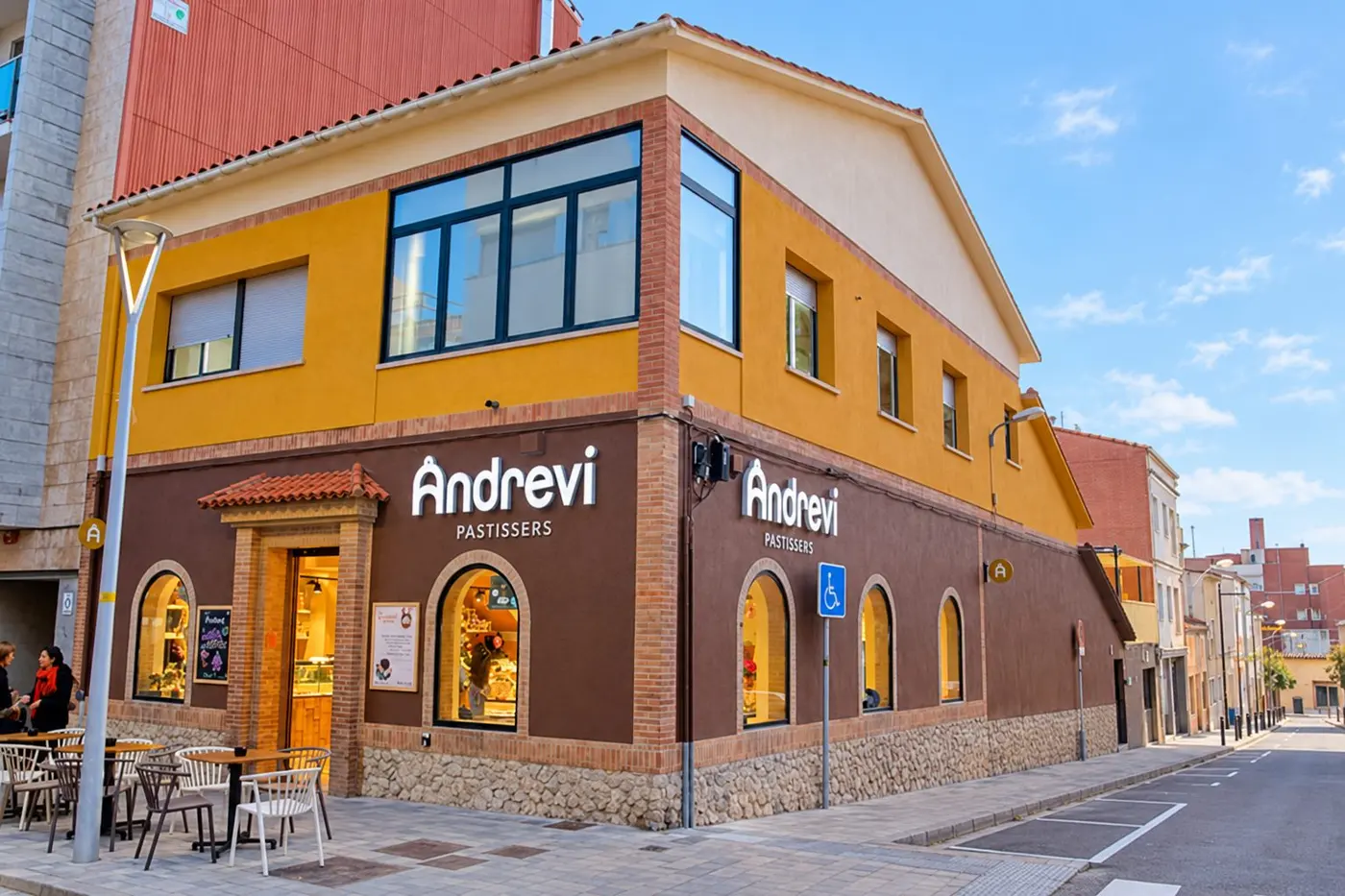 Façana de la pastisseria Andreví al carrer Sala Boadella, 8