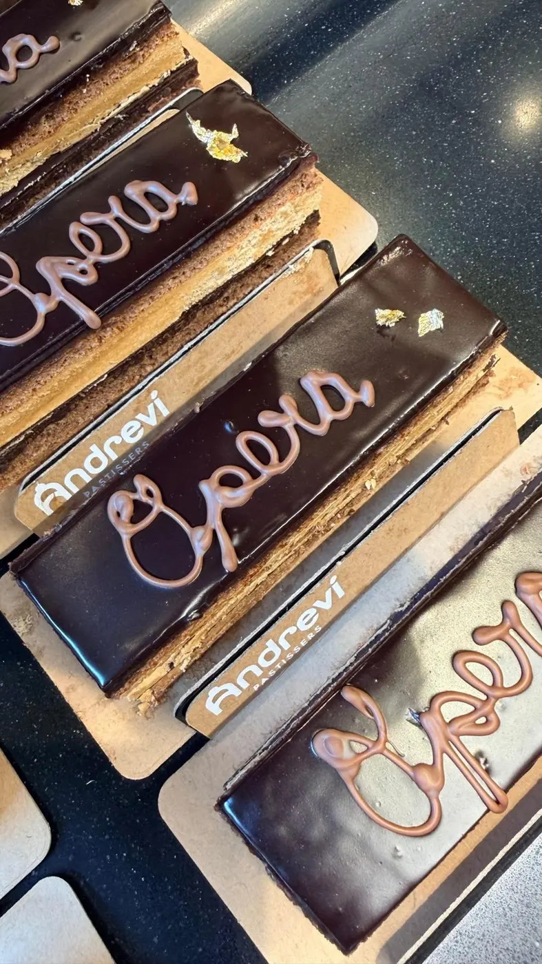 Pastissets Òpera amb la paraula escrita en xocolata