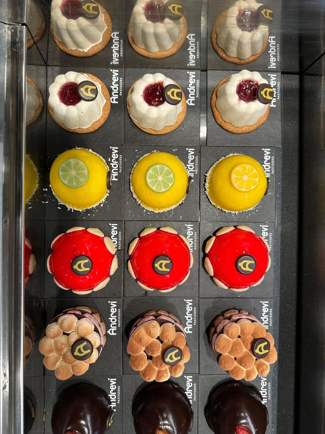 Pastissets individuals amb la placa de la A d'Andreví: cheesecake, llimona, Cardenal, Princesa i Preludi