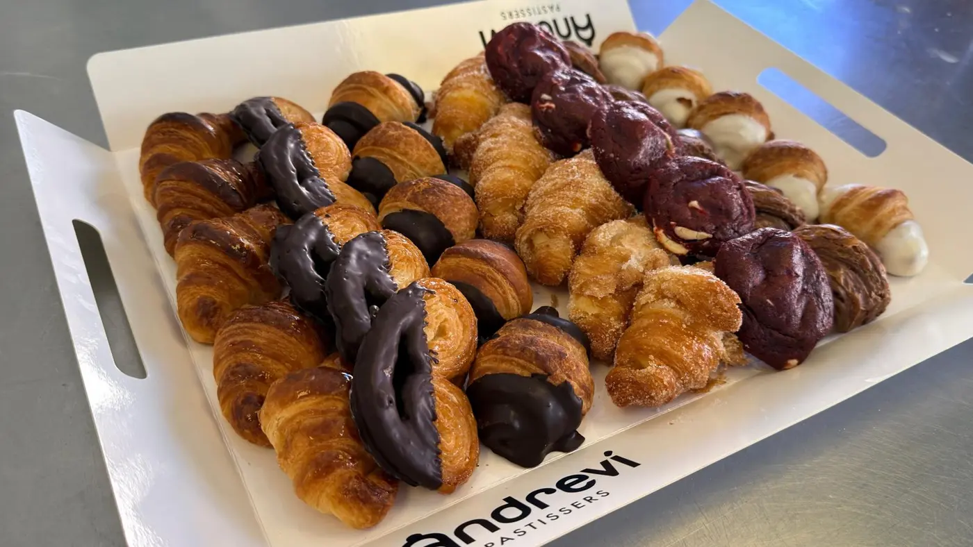 Safata de croissants i pastes d'esmorzar