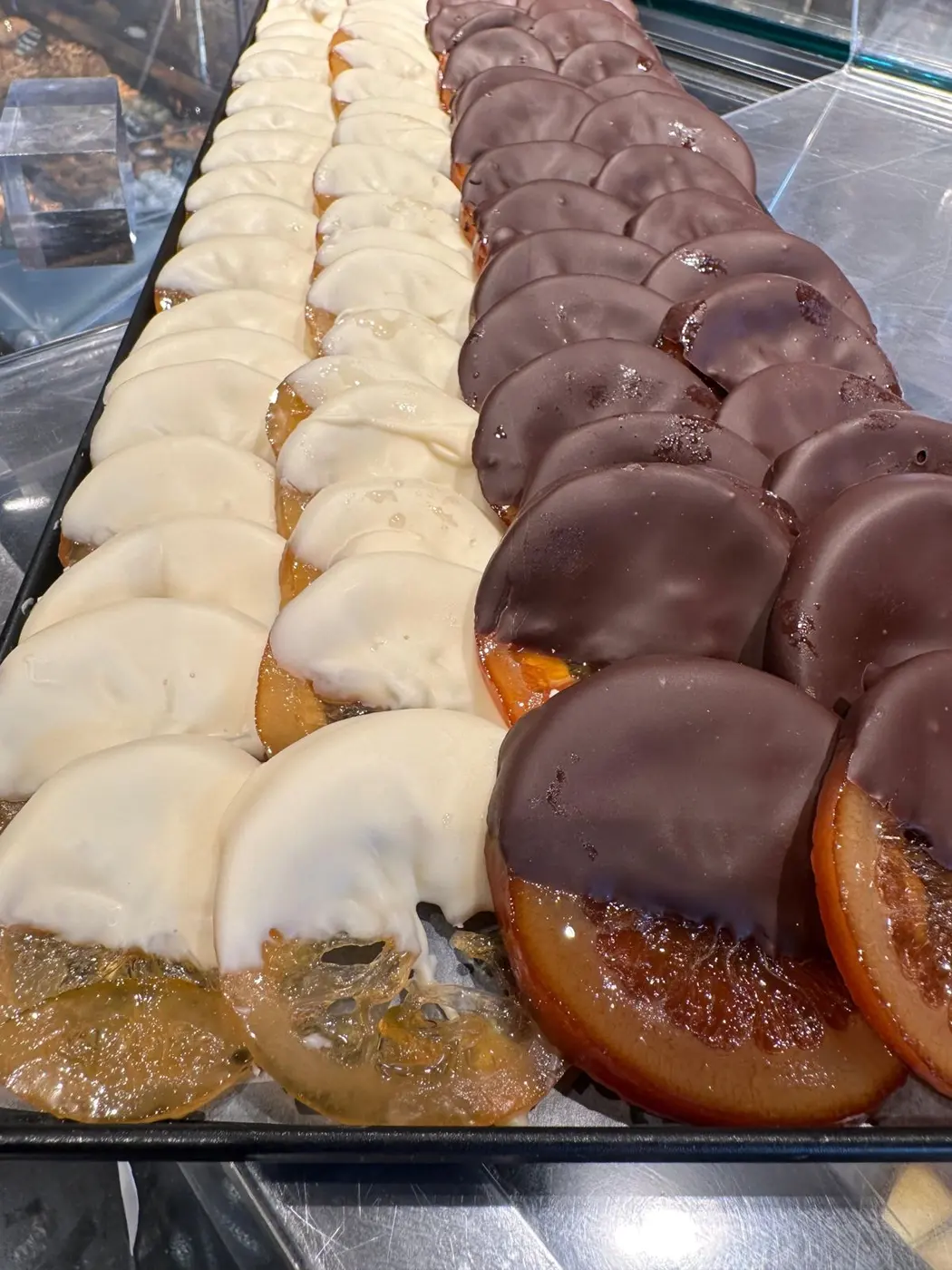 Rodanxes de taronja confitada amb xocolata negra i blanca