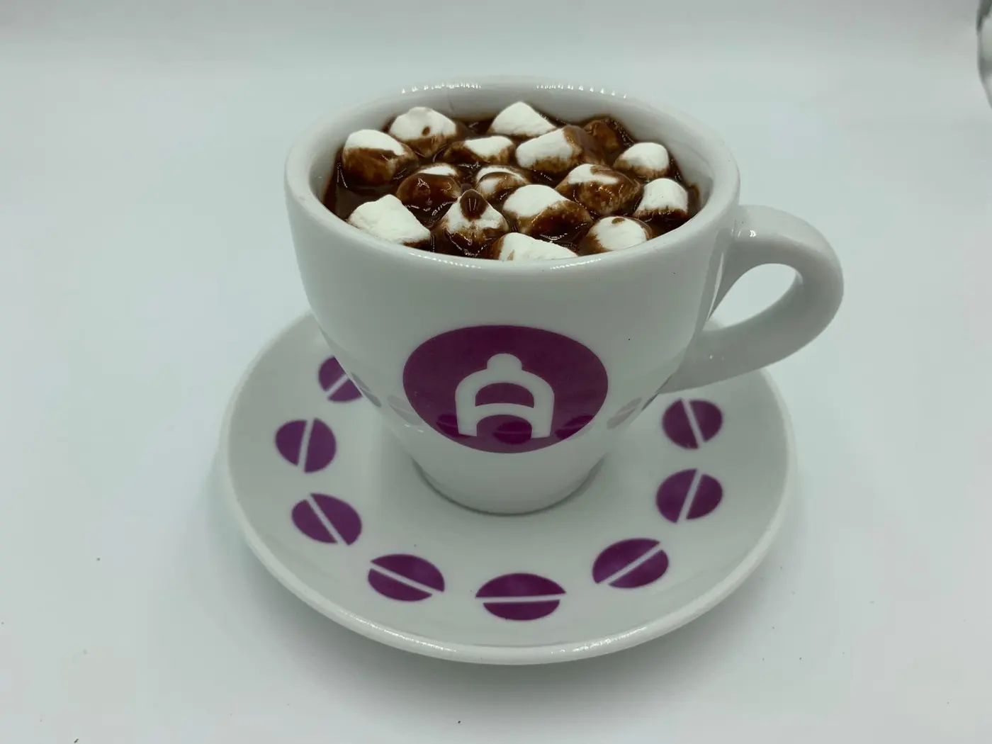 Xocolata desfeta amb núvols en una tassa d'Andreví